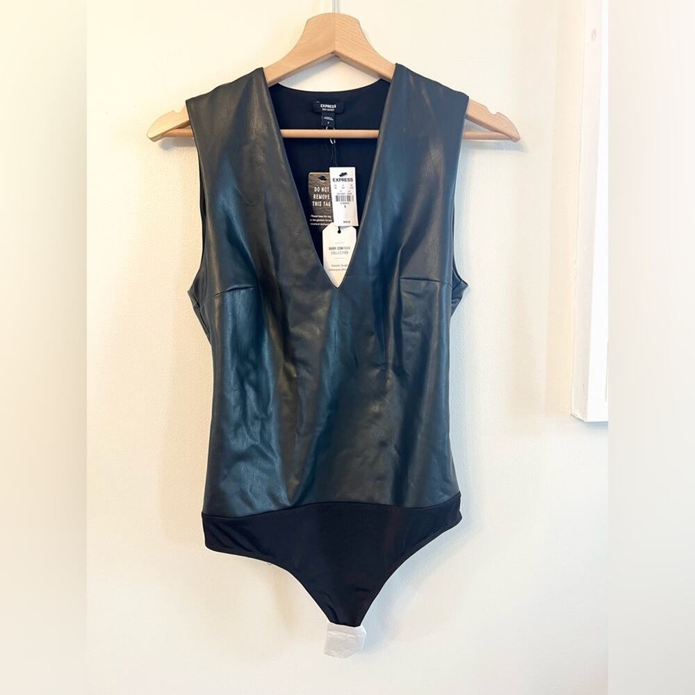 Express NWT body contour bodysuit faux leather black v neck thong - Picture 2 of 5